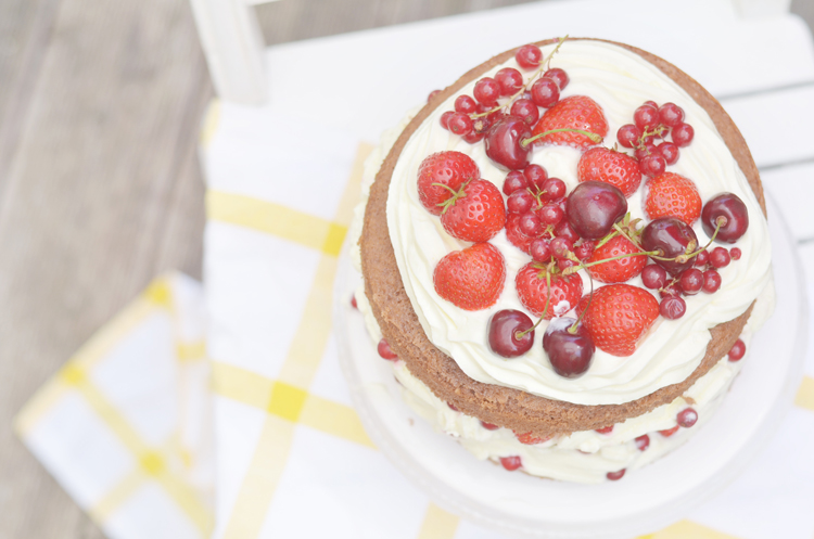 Naked Cake Mit Beeren