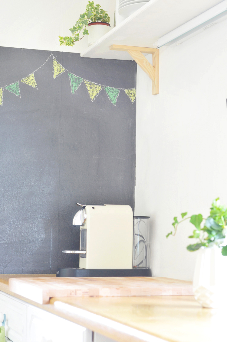 wand-mit-tafelfarbe-streichen