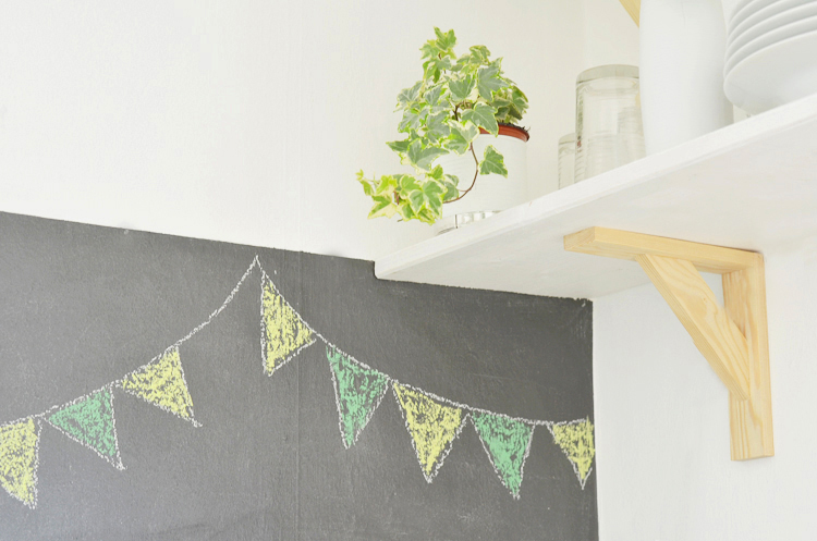 wand-mit-tafelfarbe-streichen