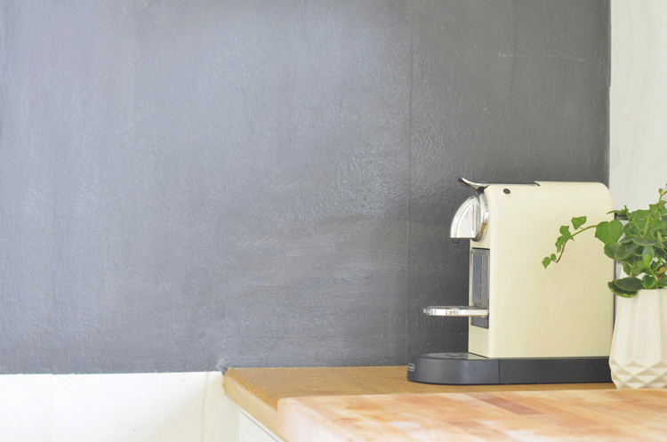 wand-mit-tafelfarbe-streichen