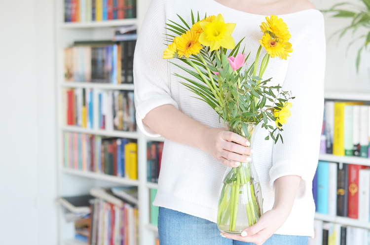 gelbe Wohnzimmerdeko und Frühlingsputz-Checkliste