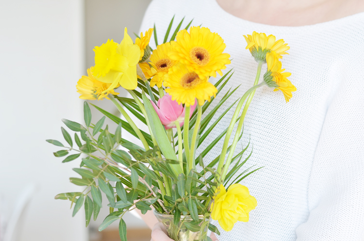 gelbe Wohnzimmerdeko und Frühlingsputz-Checkliste