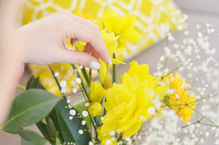 gelbe Wohnzimmerdeko und Frühlingsputz-Checkliste