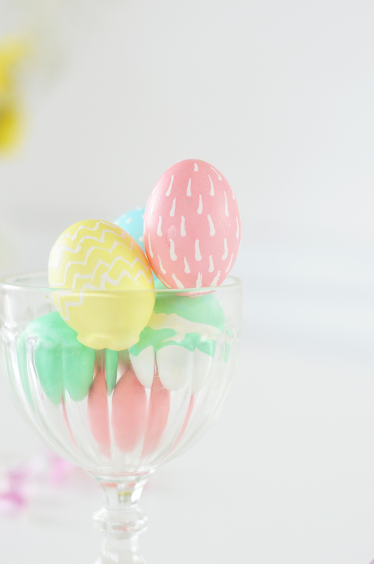 ostereier-mit-wachs-bemalen