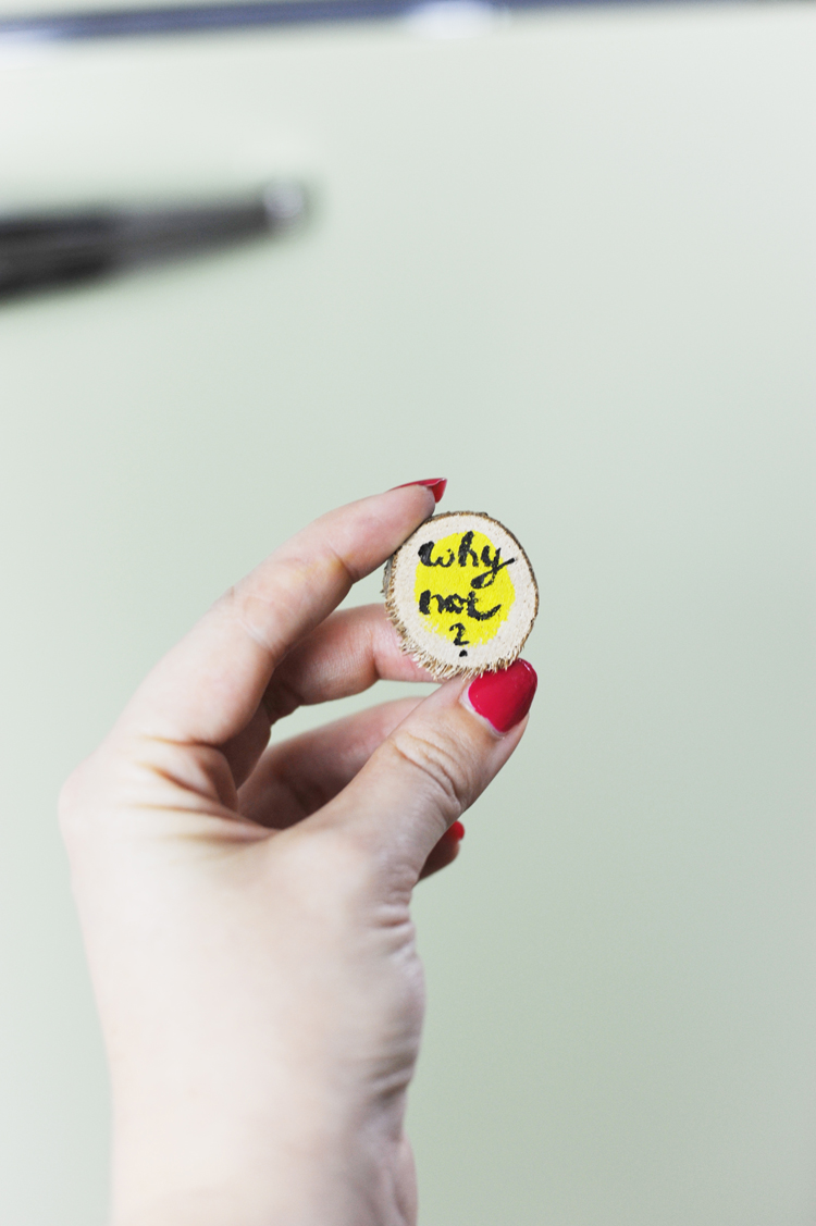 DIY: Kühlschrankmagnete aus Holzscheiben basteln