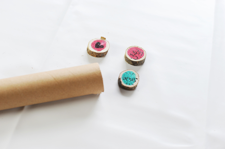 DIY: Kühlschrankmagnete aus Holzscheiben basteln