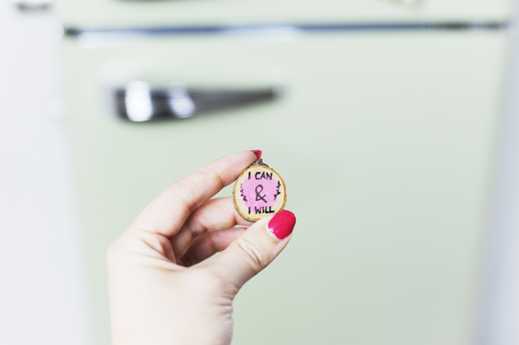 DIY: Kühlschrankmagnete aus Holzscheiben basteln