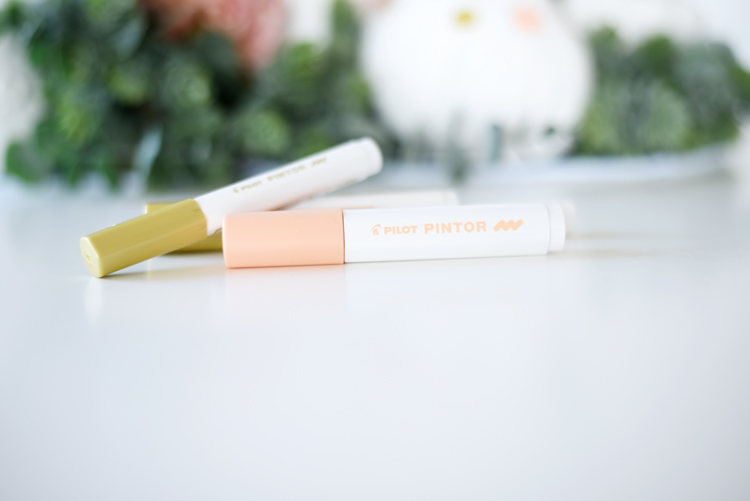 Kürbisgesteck mit Blumen