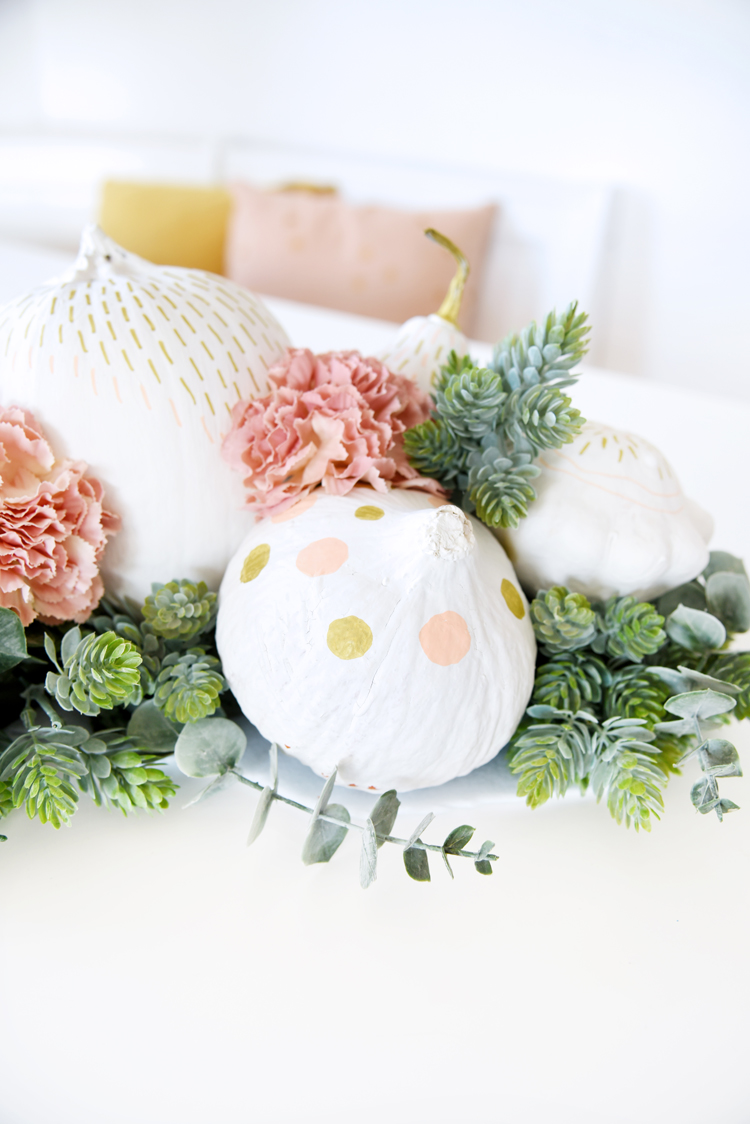 Kürbisgesteck mit Blumen