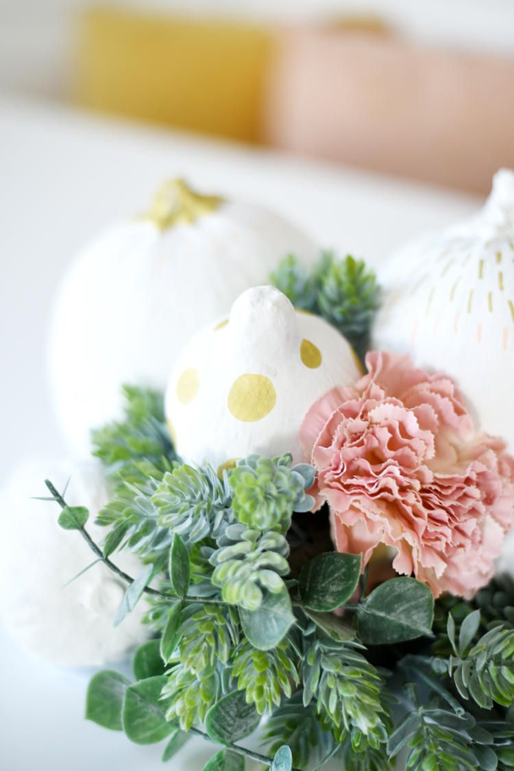 Kürbisgesteck mit Blumen