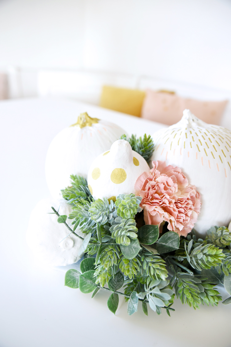 Kürbisgesteck mit Blumen