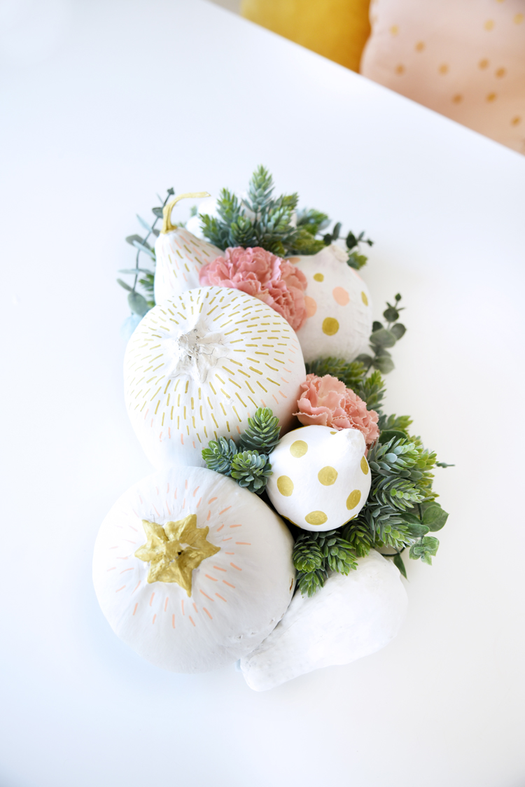 Kürbisgesteck mit Blumen