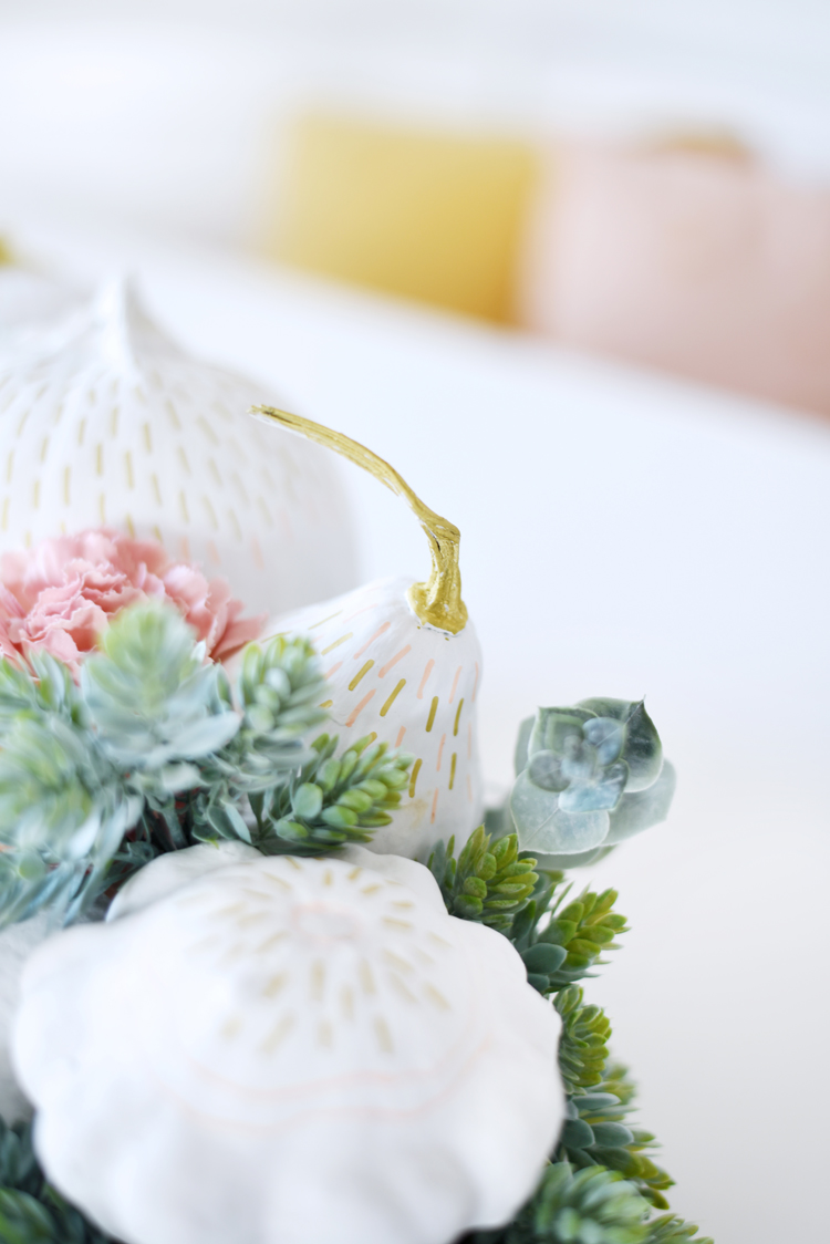 Kürbisgesteck mit Blumen