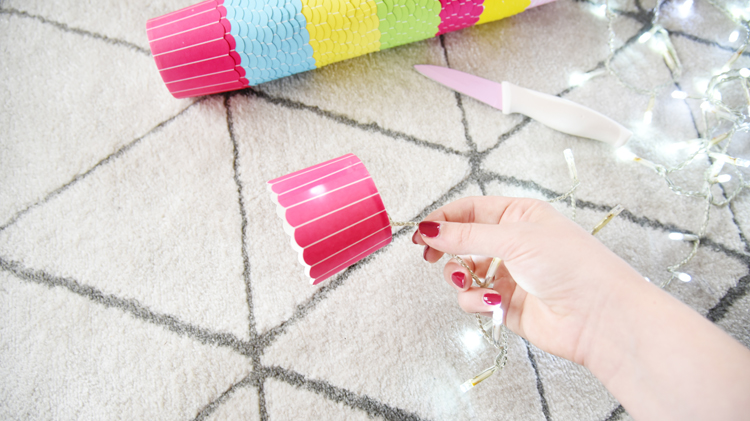 Lichterkette aus Muffinförmchen basteln