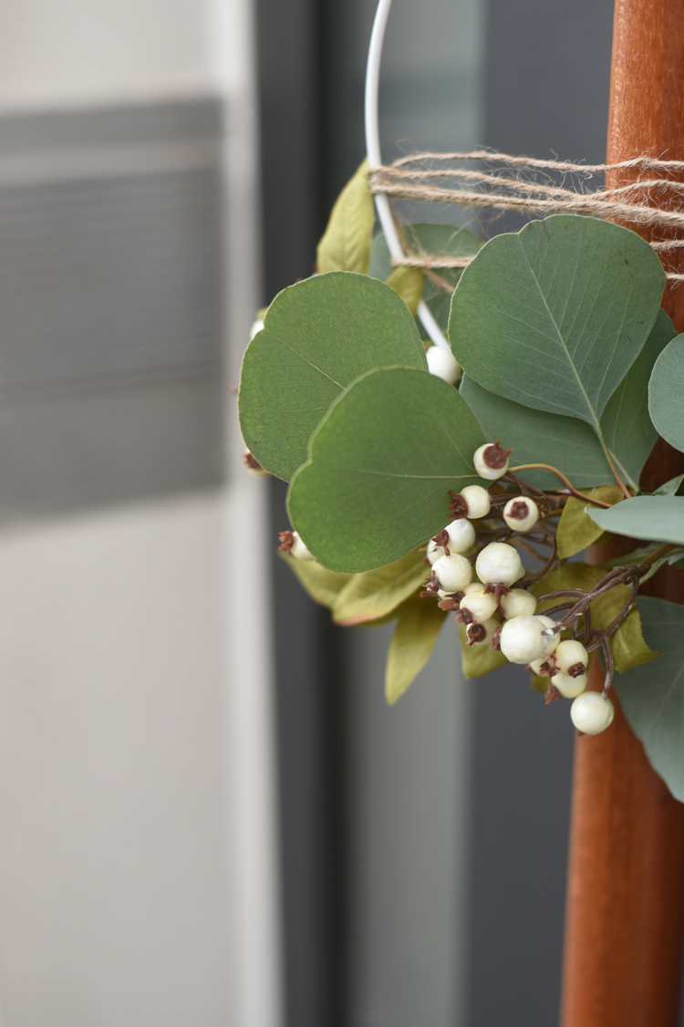 Türkranz Weihnachten: Modernen Türkranz mit Eukalyptus und Schriftzug basteln