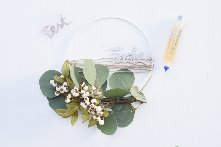 Türkranz Weihnachten: Modernen Türkranz mit Eukalyptus und Schriftzug basteln