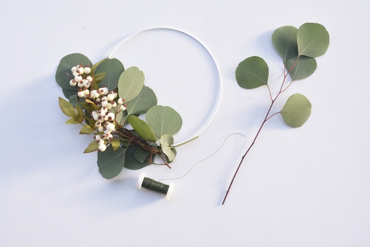 Türkranz Weihnachten: Modernen Türkranz mit Eukalyptus und Schriftzug basteln