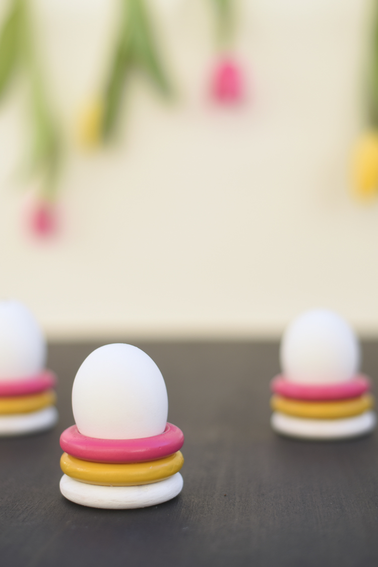 Eierbecher basteln aus Holzringen - Einfaches Oster-DIY