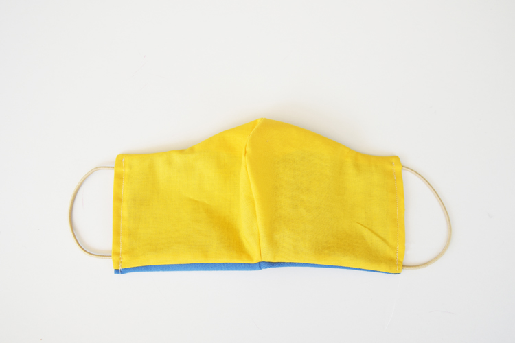 Anleitung für einfache Behelfsmaske aus Stoffresten und Haargummi