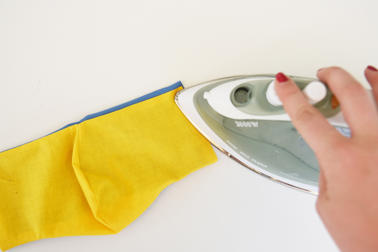 Anleitung für einfache Behelfsmaske aus Stoffresten und Haargummi