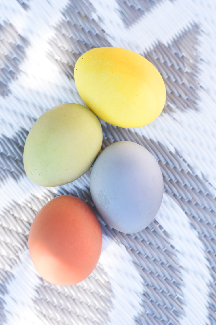 ostereier-faerben-mit-zwiebelschale