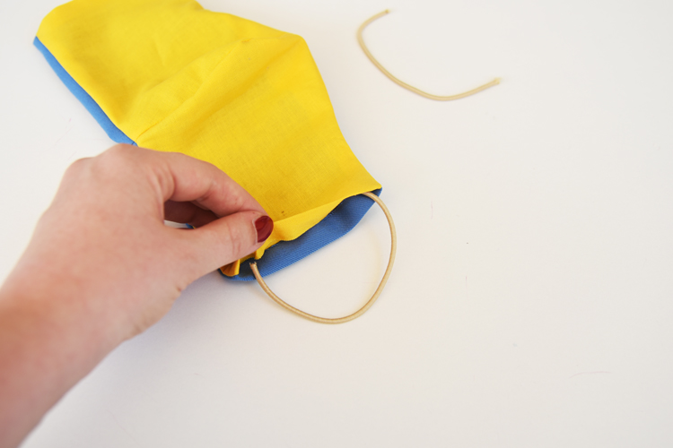 Anleitung für einfache Behelfsmaske aus Stoffresten und Haargummi