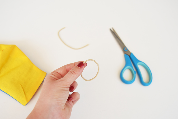 Anleitung für einfache Behelfsmaske aus Stoffresten und Haargummi