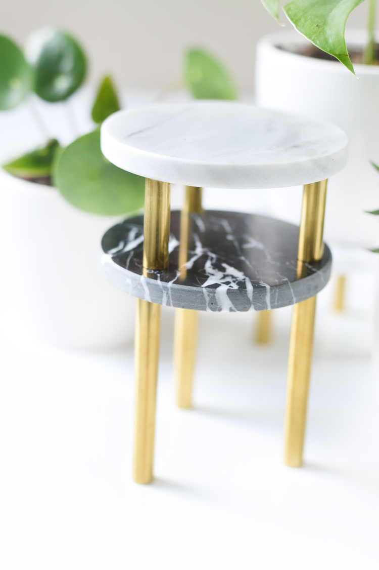 Pflanzenständer in Gold