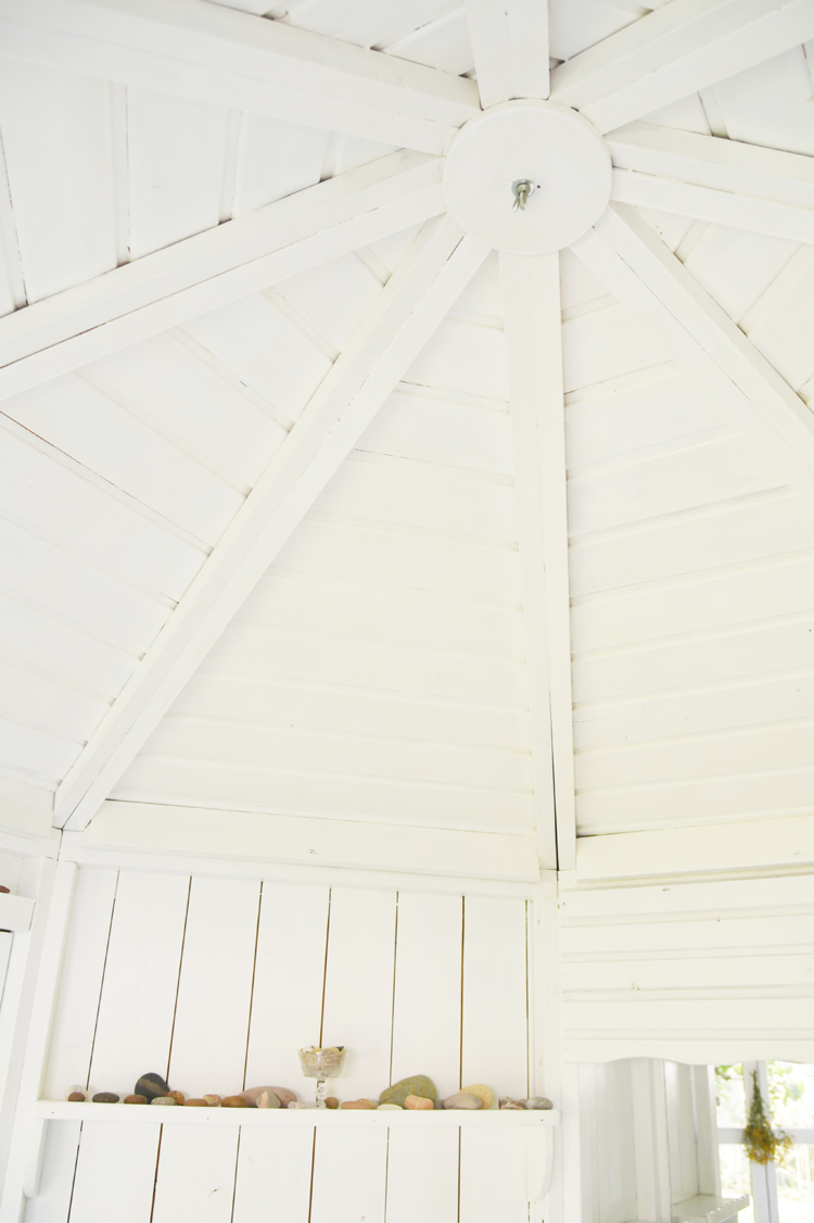 gartenhaus-innen-weiß-streichen