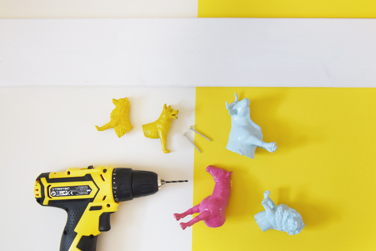 Garderobe fürs Kinderzimmer selber bauen aus Schleichtieren